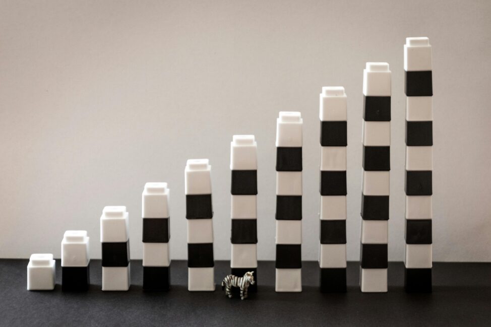 consistency, black and white stacking blocks in columns, each one growing in height by 1 block